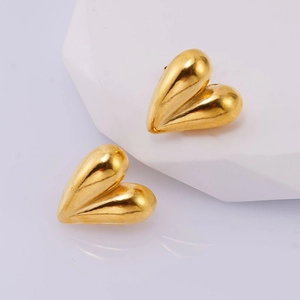 Dettaglio di orecchini a cuore in acciaio inossidabile placcato oro 18K lucido
