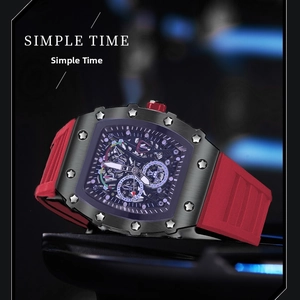 Detalle macro de reloj automático para hombre con esfera esqueleto y correa de caucho roja