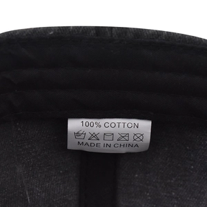 Vue détaillée de l'étiquette 100% coton à l'intérieur de la casquette délavée