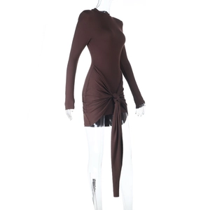 Detail der Taillenknoten und Faltentextur an diesem braunen Slim-Fit Minikleid