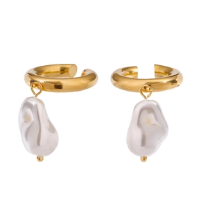 Boucles d'oreilles en acier titane avec perles baroques dorées sur fond blanc neutre