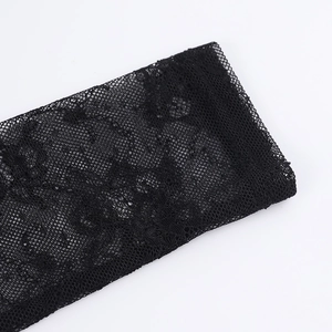 Détail en gros plan de la broderie en dentelle florale complexe et de la maille fine
