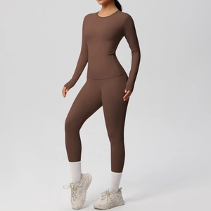 Détail du legging de yoga taille haute et du haut à manches longues avec poche en brun foncé