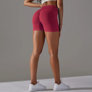 Vista posteriore ravvicinata dei pantaloncini da yoga rossi a vita alta con arricciatura