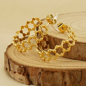Dettaglio di orecchini a nido d'ape placcati oro 18K con chiusure a farfalla in silicone