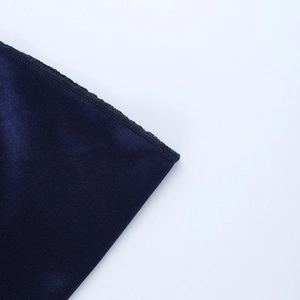Gros plan sur le bord du tissu en satin bleu foncé avec des coutures raffinées