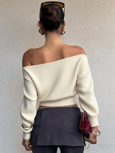 Haut en tricot blanc crème à manches longues et épaules dénudées, vue arrière élégante