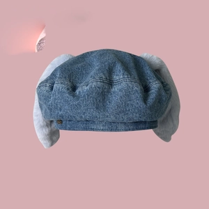 Détail du béret en jean bleu avec de douces oreilles de lapin blanches et texture en denim