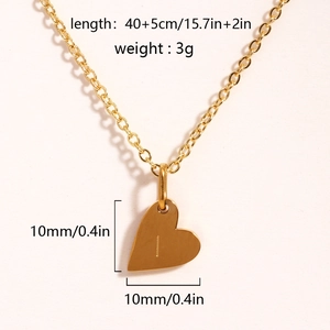 Détail du pendentif cœur avec lettre I gravée et dimensions sur fond blanc pur