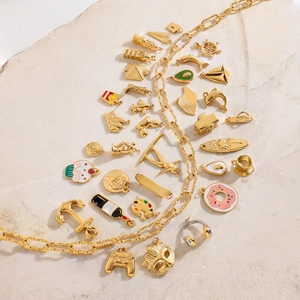 Detailansicht goldener Edelstahlanhänger mit Delfin- und Gamecontroller-Motiven