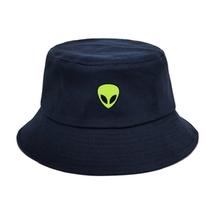 Bob en coton bleu foncé avec broderie tête d'alien vert citron sur fond blanc impeccable