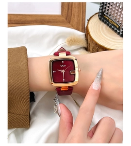 Vue détaillée de la montre carrée vintage GEDI avec bracelet en cuir bordeaux