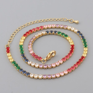 Détail du collier tennis en zircon arc-en-ciel avec fermoir mousqueton et chaînette