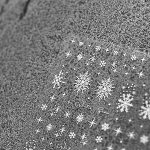 Autocollants à ongles d'hiver avec flocons de neige blancs et étoiles sur fond gris