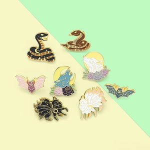 Set aus acht Emaille-Anstecknadeln mit Motiven von Wolf, Fuchs und Fledermaus-Sternen