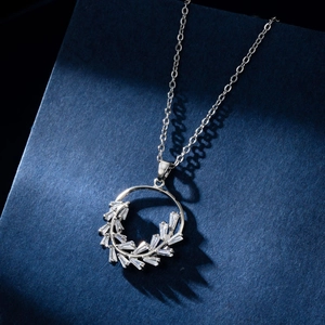 Elegant Round Pendant Necklace For Women Inlaid Zircon Leaf Wreath Fashion Stainless Steel Chain Copper Jewelry