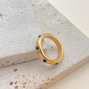 Macro d'une bague vintage plaquée or 18K sertie de pierres précieuses bleu foncé