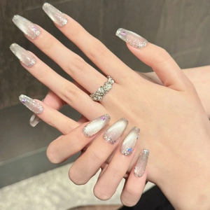 Makroansicht von Cat-Eye-Nägeln zum Aufkleben mit lila Schmetterlings-Pailletten und Glitter