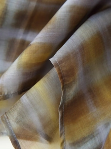Vue macro détaillée de la texture du tissu écossais rétro marron et gris avec coutures