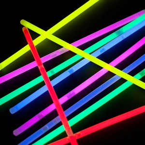Gros plan de bâtons lumineux colorés et brillants sur un fond noir contrasté