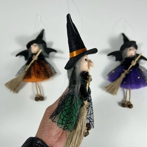Λεπτομέρεια κούκλας μάγισσας Halloween με γάζα και σκούπα για γιορτινή διακόσμηση