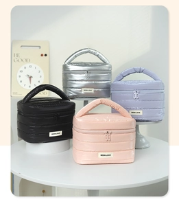 Gruppo di beauty case in nylon trapuntato impermeabile nei colori argento viola e rosa