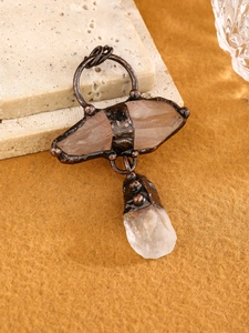 Detalle de colgante de cuarzo bohemio con envoltura de alambre de bronce vintage y cristales