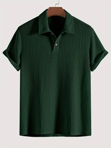 Nahaufnahme von dunkelgrünem Polo-Shirt mit Waffelstruktur und Reverskragen für Herren