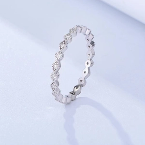 Dettaglio dell'anello eternity in argento con zirconi incastonati a rombo