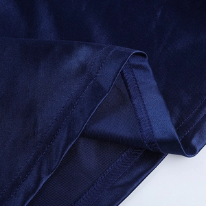 Détail du tissu bleu marine montrant les coutures de qualité et la texture soyeuse