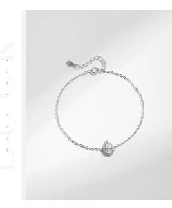 Détail macro du poinçon S925 sur le bracelet élégant avec zircon goutte d'eau