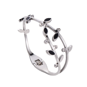 Bracelet branche argentée avec détails ovales noirs et strass brillants sur fond blanc