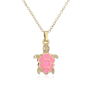 Detalle del colgante tortuga dorado con esmalte rosa y brillantes piedras de circón