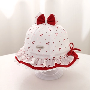 Detail von Baby-Sonnenhut mit rotem Herzprint, Schleife und weißer Spitzenkante