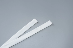 Detail der reinweißen Kleider-Schultergurte mit glattem Stoff und sauberen Kantennähten