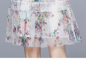 Detailansicht des geblümten Netzkleides mit weißer Spitze und Lagen aus Chiffon-Stoff