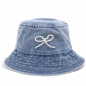 Chapeau bob en denim bleu pour femme avec nœud en perles et bord surpiqué sur fond blanc