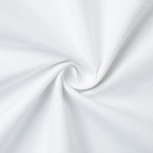 Gros plan sur la texture du tissu blanc uni montrant un drapé souple et des détails fins