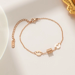 Bracelet en or rose avec breloque cylindrique et anneaux à chiffres romains, chic