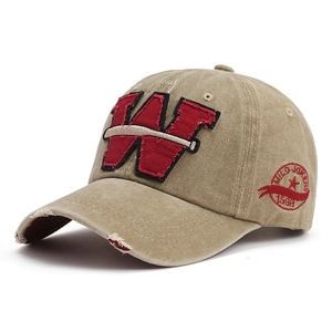Detail einer Vintage-Baseballkappe mit 3D-Buchstabe W Stickerei und abgenutztem Schirm