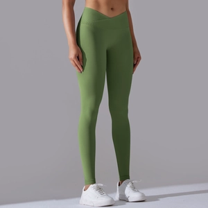Dettaglio macro dei pantaloni yoga verdi senza cuciture con vita a V e cuciture rifinite