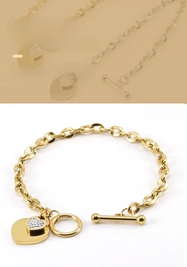 Détail du bracelet pendentif coeur plaqué or 18K avec pavé de cristaux et fermoir OT