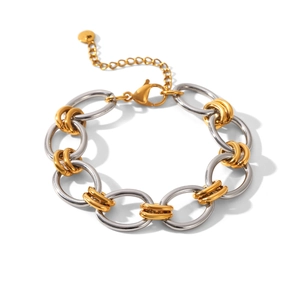 Détail macro du bracelet à maillons bicolores or et argent avec fermoir mousqueton