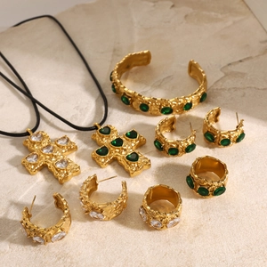 18k gold plated stainless steel jewelry set with hammered texture and oval emerald stones