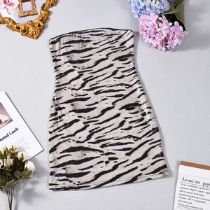 Detail der Zebruster-Pailletten auf einem trägerlosen, schmalen Kleid mit Dekoration