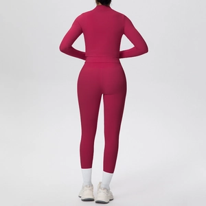 Dettaglio dei leggins yoga a vita alta e del crop top a maniche lunghe in rosso bacca