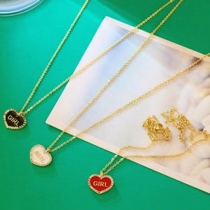 Vista detallada de colgantes de corazón en esmalte con pedrería y grabado GIRL