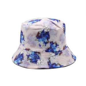 Dettaglio di cappello alla pescatora con stampa floreale e cuciture rinforzate sulla tesa