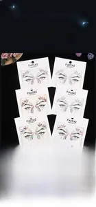 Vue détaillée de divers autocollants en strass colorés pour le maquillage de festival