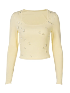 Top corto a maniche lunghe giallo crema con scollo a U e decorazioni in strass lucidi